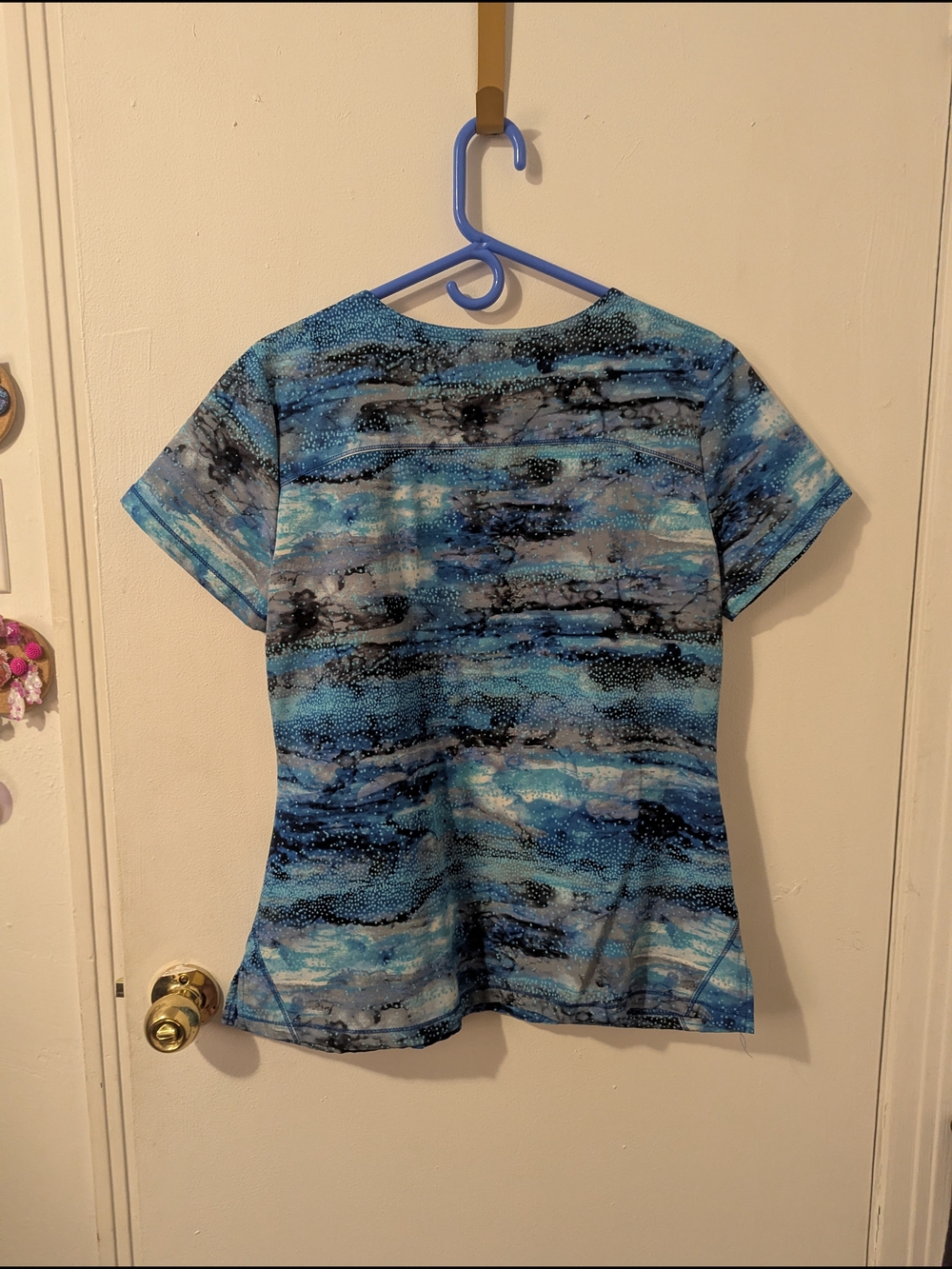 Women’s Blue Abstract Scrub Top - Picture 4 of 6